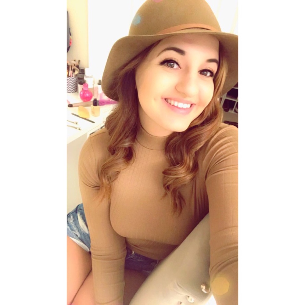 Meet your Posher, Chloe